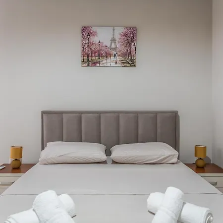Brand New Apartment- Great Location Seafront With Pool Access 公寓