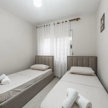 Brand New Apartment- Great Location Seafront With Pool Access