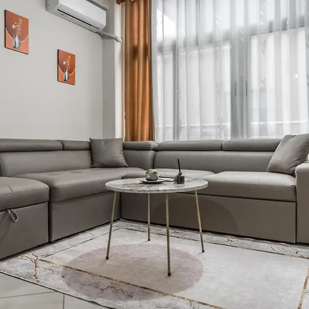 Brand New Apartment- Great Location Seafront With Pool Access 公寓 *