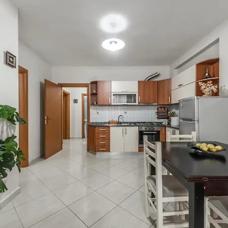 Brand New Apartment- Great Location Seafront With Pool Access *