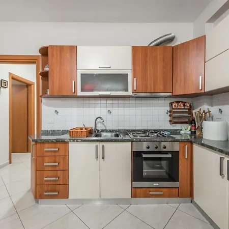 Brand New Apartment- Great Location Seafront With Pool Access 公寓
