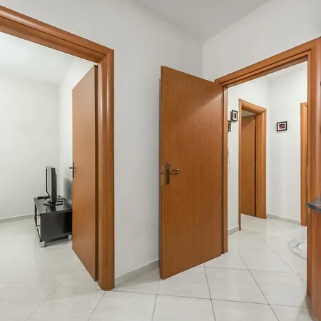 Brand New Apartment- Great Location Seafront With Pool Access * ドゥラス