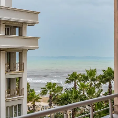 Brand New Apartment- Great Location Seafront With Pool Access ドゥラス